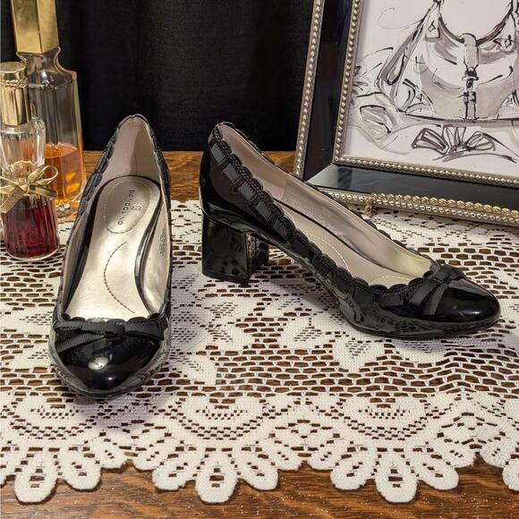EUC Bandalino Black Patent Leather Scalloped Bow Pumps BD7Oceanna, US Women's 6M - Picture 1 of 8